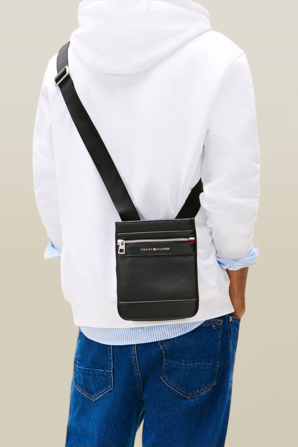 תמונת כל הלוק של תיק קרוסבודי TOMMY HILFIGER